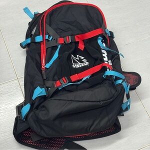USWE POW 25 L Wntr Protector Backpack Black MISSING FRONT STRAP CLIP   AS - IS